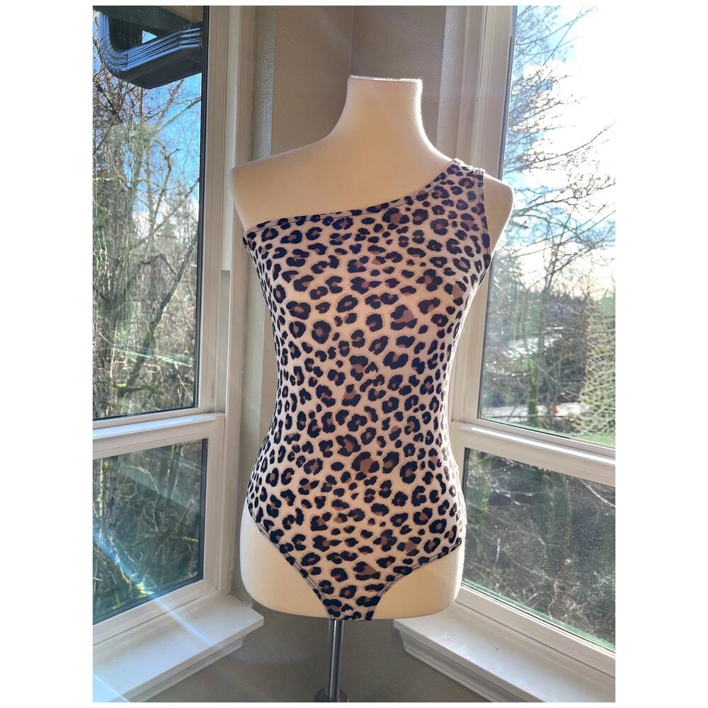 Leilis Bodysuit Fun and Games Cheetah One Shoulder Bodysuit sz Small NWT